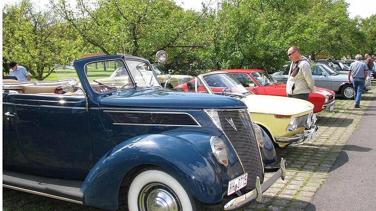 Wie auf einer Perlenschnur aufgezogen standen tolle Raritäten im Gleisenauer Schloßpark beim 5. Oldtimertreffen, wie auch dieses Ford Cabrio V8 (Baujahr 1937) aus Hamburg.