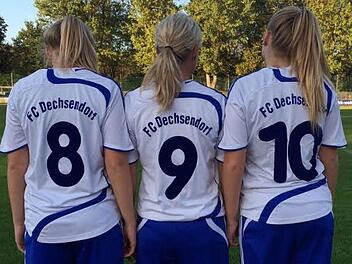 Fußball hält jung und fit: Auf dem Bild sind Mutter und Töchter kaum zu unterscheiden...