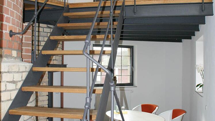 Wie man auch aus einem denkmalgeschützten Industriebau ein Gebäude mit ganz besonderen Qualitäten machen kann, das erläuterte Hauseigentümer Olaf Ernst den Teilnehmern der IlE-Energietour in Untersteinbach. Die Besucher bewunderten die schönen Details und die Ergänzungen durch den Bauherrn.