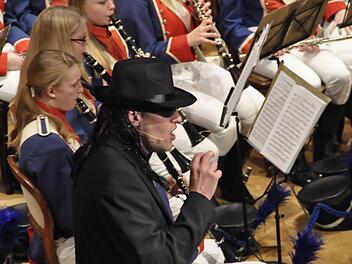 Mit spannender Musik riss das Jugendmusikkorps der Stadt Bad Kissingen die Zuhörer von den Stühlen. Udo Lindenberg (alias Michael Kleinhenz) fragte nach dem Sonderzug nach Pankow.  Fotos: Peter Klopf