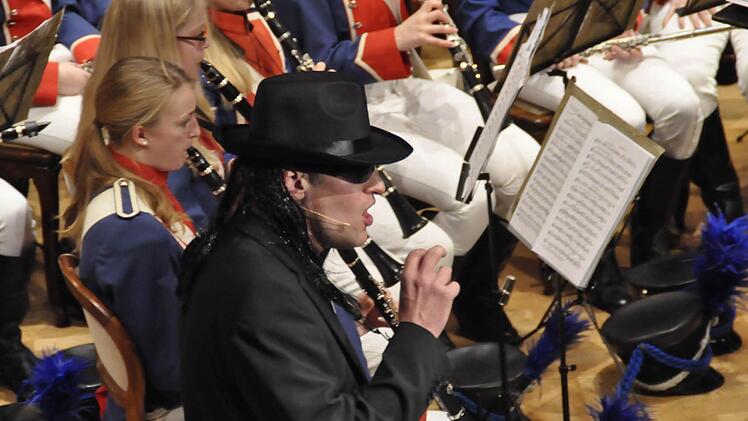 Mit spannender Musik riss das Jugendmusikkorps der Stadt Bad Kissingen die Zuhörer von den Stühlen. Udo Lindenberg (alias Michael Kleinhenz) fragte nach dem Sonderzug nach Pankow.  Fotos: Peter Klopf