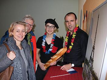 In einem der Themenzimmer erläuterten (von rechts) Lehrer Marco Maier und Schüler Thorsten Büttner die Attraktionen von Paris. Foto: Ralf Ruppert