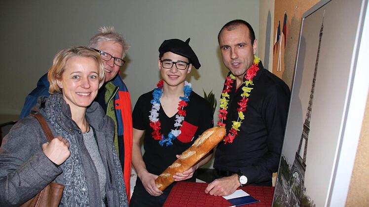 In einem der Themenzimmer erläuterten (von rechts) Lehrer Marco Maier und Schüler Thorsten Büttner die Attraktionen von Paris. Foto: Ralf Ruppert