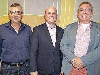 Egon Sturm (links) wurde zum stellvertretenden Bürgermeister der Stadt Bischofsheim gewählt. Manfred Markert (rechts) ist als Nachrücker neu im Stadtrat. Es gratulierte der neue Bürgermeister Georg Seiffert (Mitte).  Foto: Marion Eckert