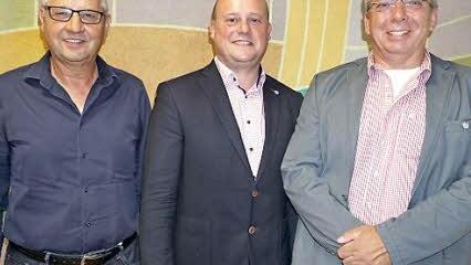 Egon Sturm (links) wurde zum stellvertretenden Bürgermeister der Stadt Bischofsheim gewählt. Manfred Markert (rechts) ist als Nachrücker neu im Stadtrat. Es gratulierte der neue Bürgermeister Georg Seiffert (Mitte).  Foto: Marion Eckert
