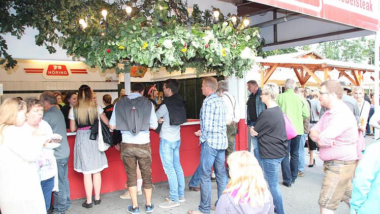 Schlangen am Bratwurststand  Foto: Friedwald Schedel