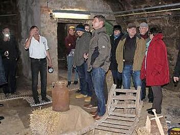 Im Kellergew&ouml;lbe unter dem Marktplatz staunten die Mitglieder der Kolpingsfamilie &uuml;ber das unterirdische Kellernetz. Foto: Katharina Becht
