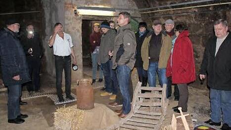 Im Kellergew&ouml;lbe unter dem Marktplatz staunten die Mitglieder der Kolpingsfamilie &uuml;ber das unterirdische Kellernetz. Foto: Katharina Becht