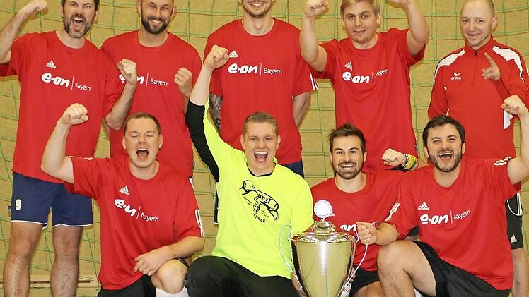 Die Sieger des Holger-Lehnard-Cups von Tartan Army Burk (oben v. li.) Frank Richter, Stefan Fabian, Patrick Gnad, Klaus Kainer und Rainer Wagner sowie (unten v. li.) Michael Gebhardt, Sebastian Schramm, Daniel Ruppert und Sebastian Pink.