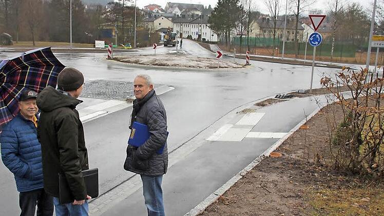 Letzte Absprachen und Messungen: Winfried Lamberty und Bauamtsleiter Martin Lang sowie einer der beteiligten Anlieger. Foto: Ralf Kestel