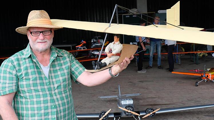 Peter Gernert präsentierte stolz sein selbst gebautes Modell "Münchner Eindecker", das Siegerflugzeug vom Rhön-Wettbewerb 1921. Foto: Gerd Schaar