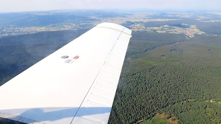 Kilometerweite Sicht haben der Pilot und der Luftbeobachter beim Blick aus dem Flieger.  Fotos: News5/Merzbach