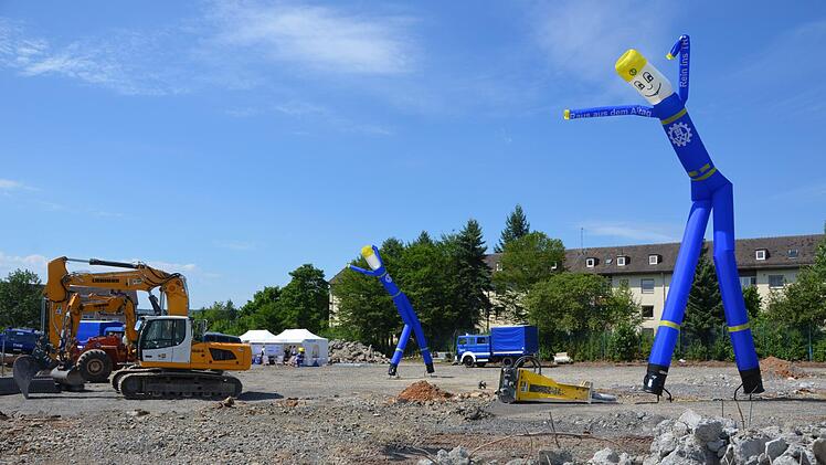 Erster Spatenstich zum Neubau des THW in Bad Kissingen.  Foto: Peter Rauch