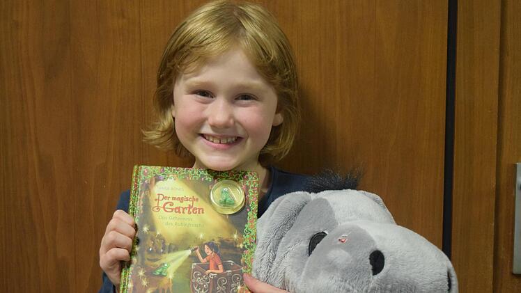 Hanna Kalter hat in den Sommerferien 159 Bücher gelesen  - für diesen Fleiß durfte sie sich ein Buch und einen großen Plüschesel aussuchen. Foto: Daniela Pondelicek