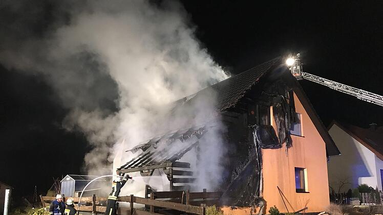 Nach dem verheerenden Brand eines Wohnhauses in Pommersfelden (Kreis Bamberg) sucht die Polizei nun einen wichtigen Zeugen. Foto: NEWS5 / Herse