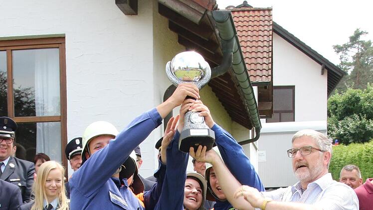 Die Sieger aus Dietersdorf/Bischwind freuen sich über ihren Pokal. Foto: Michael Stelzner