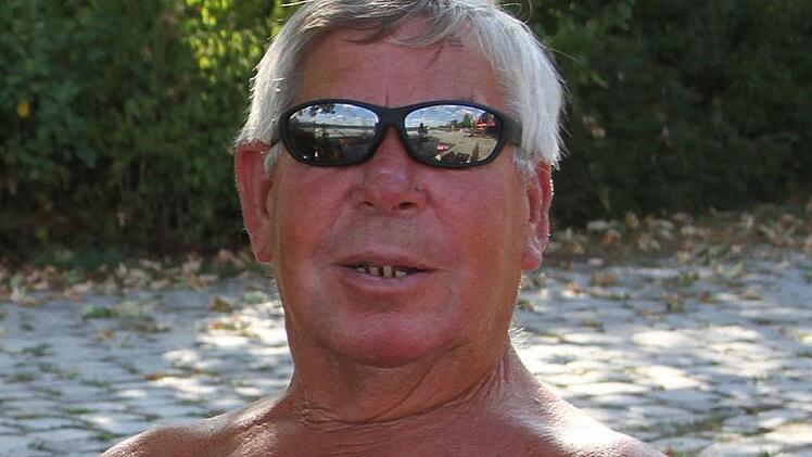 Frank Kr&uuml;ger (73) kommt mit seinem Fahrrad jeden Tag an den See. "Ich bin die ganze Woche geschwommen, aber jetzt nicht mehr", sagt der treue Kiesw&auml;sch-Fan. Foto: Sonny Adam