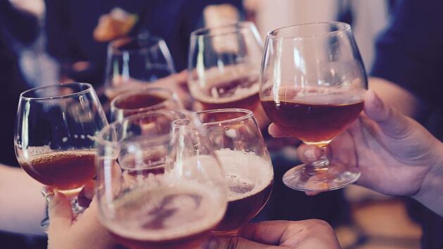 Sprichwörter wie "Bier auf Wein, das lass sein" kursieren immer wieder in der Gesellschaft - doch stimmt das überhaupt? Symbolbild: Yutacar/unsplash.com