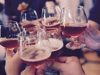 Sprichwörter wie "Bier auf Wein, das lass sein" kursieren immer wieder in der Gesellschaft - doch stimmt das überhaupt? Symbolbild: Yutacar/unsplash.com