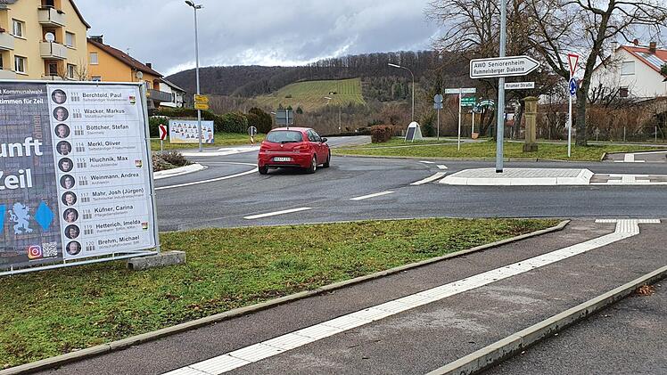Eines der Beispiele, wo es verhältnismäßig harmonisch zugeht. In Zeil haben sich die SPD (im Hintergrund am Kreisel), die CSU (links) und die Überparteiliche Zeiler Liste (rechts) am Wochenende getroffen, um gemeinsam Wahlplakate aufzustellen. Man kennt sich und man hilft sich.  Foto: Brigitte Krause