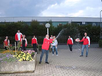 Nach der offiziellen Vereinsgründung der Säraspo ließ die Führungsriege die Korken knallen (von links): Sophia Bender, Frank Gallinsky, Melanie Bischoff, Vanessa Kaiser, Präsident Gernot Schöpf, Hans-Georg Mai, Christine Knauer, Rosemarie-Gerlinde Mau und Stefan Knauer. Foto: Alexandra Kemnitzer