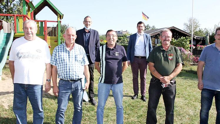Der neue Vorstand (von links): Peter Miketta, Peter König, Vorsitzender Dieter Hofmann, Michael Bauer und Andreas Kirchhof; hintere Reihe: Dritter Bürgermeister Thomas Nowak und OB Dominik Sauerteig