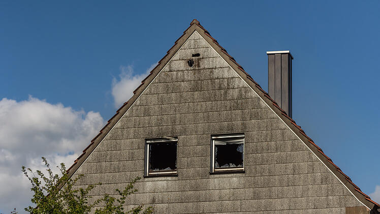 Gebäude steht in Vollbrand: Flammen zerstören Wohnhaus