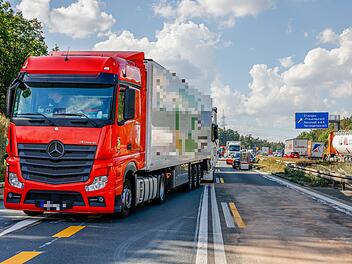 Auffahrunfall zwischen zwei Lastwagen in Baustelle