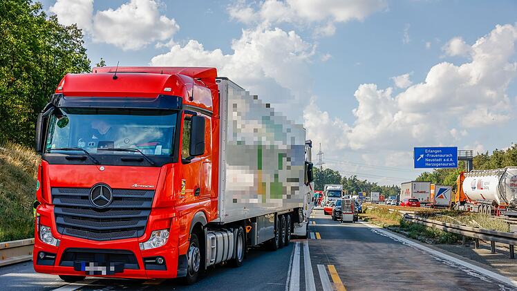 Auffahrunfall zwischen zwei Lastwagen in Baustelle