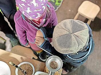 Kinder lernten, sich ein Frühstück zuzubereiten.
