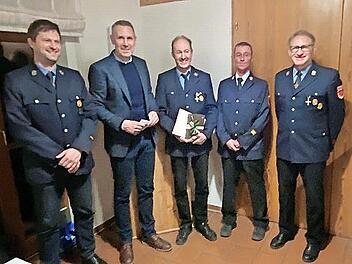Ehrung bei der Feuerwehr Berndorf; im Bild (v. r.) Vorsitzender Stefan B&ouml;hner, Kreisbrandmeister J&ouml;rg Schneider, Heinz Pfaffenberger, B&uuml;rgermeister Martin Bernreuther und Kommandant Christian Schwarz.
