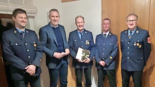 Ehrung bei der Feuerwehr Berndorf; im Bild (v. r.) Vorsitzender Stefan B&ouml;hner, Kreisbrandmeister J&ouml;rg Schneider, Heinz Pfaffenberger, B&uuml;rgermeister Martin Bernreuther und Kommandant Christian Schwarz.