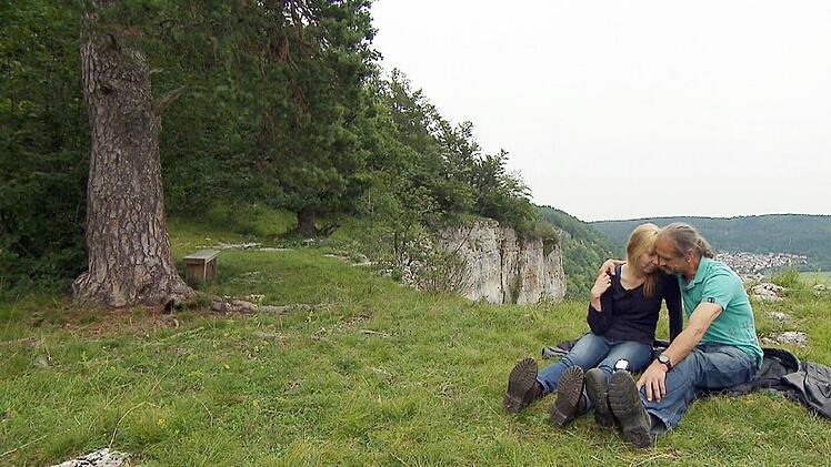 Gottfried und Martina gestehen sich ihre Liebe. Foto: RTL
