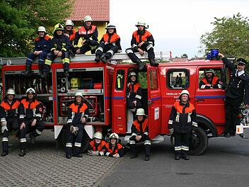 Gut lachen hatten die 12 Feuerwehrmänner und -frauen aus Hausen, sowie ihre drei Kleinbracher Kameraden, nach bestandener Leistungsprüfung, die sich hier um Hausener Löschgruppenfahrzeug gruppierten.Löschgruppenfahrzeug