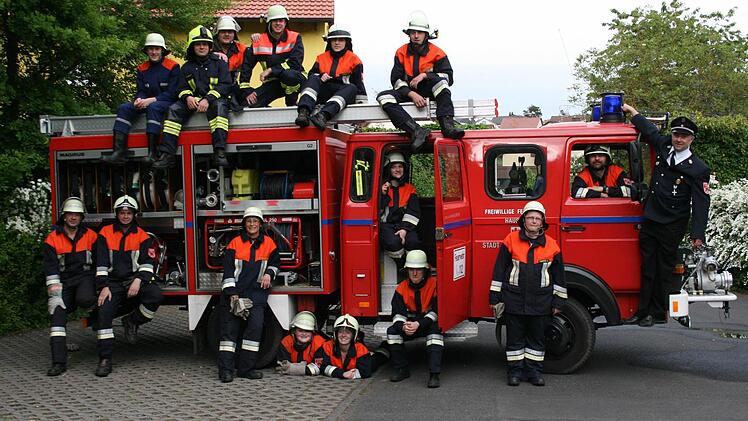 Gut lachen hatten die 12 Feuerwehrmänner und -frauen aus Hausen, sowie ihre drei Kleinbracher Kameraden, nach bestandener Leistungsprüfung, die sich hier um Hausener Löschgruppenfahrzeug gruppierten.Löschgruppenfahrzeug
