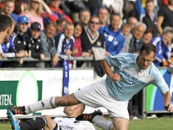 Schmerzhaft für den TSV Brand: Die Mannschaft von Spielertrainer Steffen Staudinger, der hier von den Füßen geholt wird, verlor das Relegationsspiel gegen den TSV Röttenbach.  Foto: Uwe Kellner