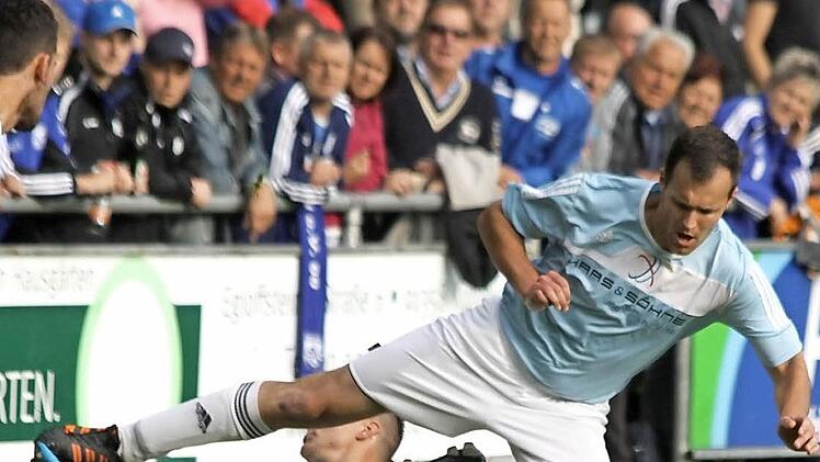 Schmerzhaft für den TSV Brand: Die Mannschaft von Spielertrainer Steffen Staudinger, der hier von den Füßen geholt wird, verlor das Relegationsspiel gegen den TSV Röttenbach.  Foto: Uwe Kellner