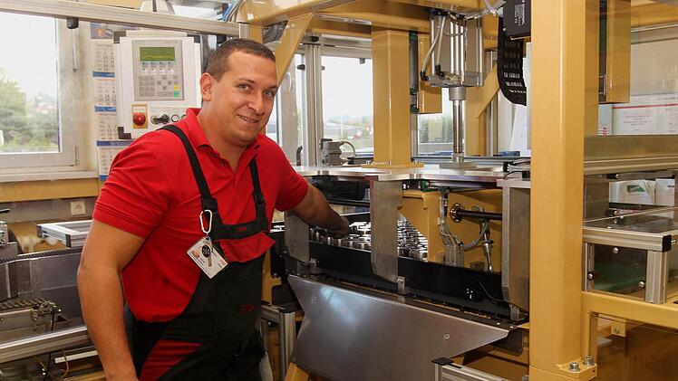Erst seit Dezember im Unternehmen dabei: Daniel Dittrich, hier an "seiner" Maschine.