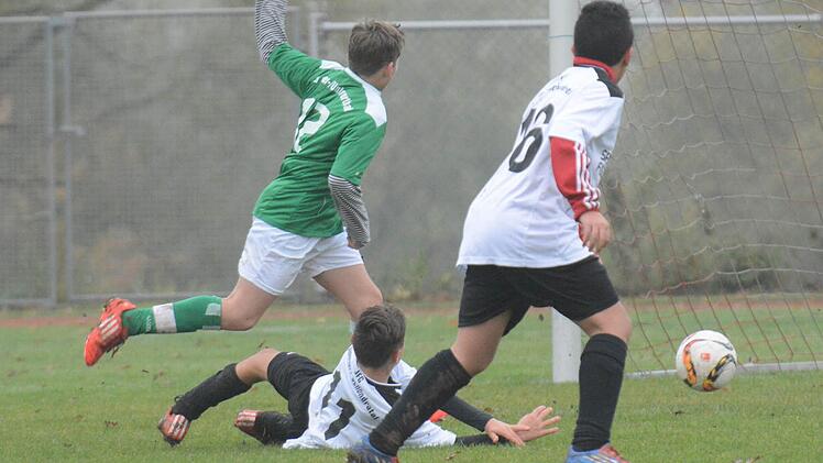Dieses ist der dritte Streich: Untererthals Joshua Heinickel (links) kann den Treffer von Luca Echtner von der JFG Sinntal/Schondratal nicht verhindern. Rechts: Dogukan Sevinc Foto: ssp