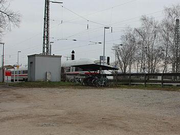 Hat den Charme einer Railroad-Station aus dem Wilden Westen: der verwaiste und versteckt gelegene "Bahnhof" von Hallstadt nahe der Anna-Kapelle. Am Wochenende düste einer der letzten ICEs durch. Ab Dienstag nächster Woche ist bis 4. September Schluss damit. Foto: Ralf Kestel