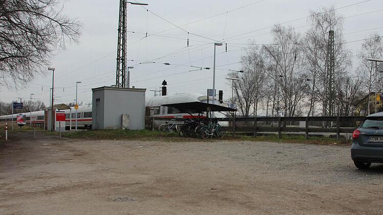 Hat den Charme einer Railroad-Station aus dem Wilden Westen: der verwaiste und versteckt gelegene "Bahnhof" von Hallstadt nahe der Anna-Kapelle. Am Wochenende düste einer der letzten ICEs durch. Ab Dienstag nächster Woche ist bis 4. September Schluss damit. Foto: Ralf Kestel