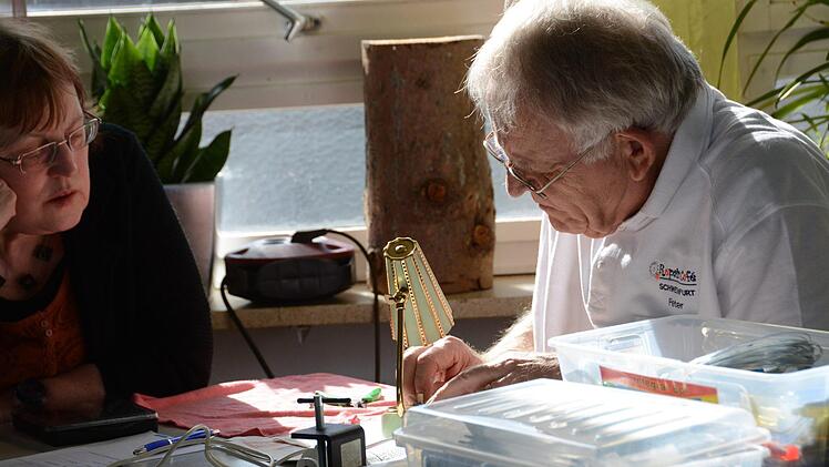 Peter Lehmann weiß zu helfen: Ein wenig von der richtigen Abdichtung, und der Schalter der Lampe vom Flohmarkt hält wieder. Foto: Elisabeth Assmann