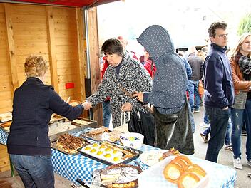 Hier der Kuchen, dort die Feuerwehr: Beim Wochenmarkt am Ostersamstag wurde Teile der Hallen hinter dem Rathaus auch für den Wochenmarkt genutzt - allerdings strikt getrennt von sämtlichen Bereichen, die für die Feuerwehr wichtig sind. Foto: Berthold Köhler
