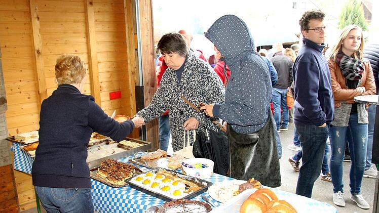 Hier der Kuchen, dort die Feuerwehr: Beim Wochenmarkt am Ostersamstag wurde Teile der Hallen hinter dem Rathaus auch für den Wochenmarkt genutzt - allerdings strikt getrennt von sämtlichen Bereichen, die für die Feuerwehr wichtig sind. Foto: Berthold Köhler