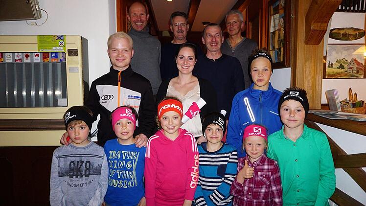 Sportlerehrung beim WSV Oberweißenbrunn: (vorne von links): Konrad Vorndran, Janis Kansog, Marlene Günther, Louis von Rosen, Amélie von Rosen, Tim Dickas, (Mitte v. l.) Maximilian Lange, Ricarda Eckert, Franz Eisenmann und (hinten v. l.) Vorsitzender Ewald Simon, Jakob Propp, Andre Wegmann und Dieter Stäblein.  Foto: Marion Eckert