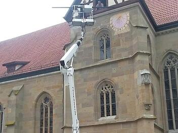 Es ist ja alles da, was man braucht, auch ein sogenannter Steiger: Mit dem Lastentransporter der Feuerwehr konnten Halterungen für die Lüster-Winde in den Dachboden der Marienkirche gebracht werden. Foto: sn