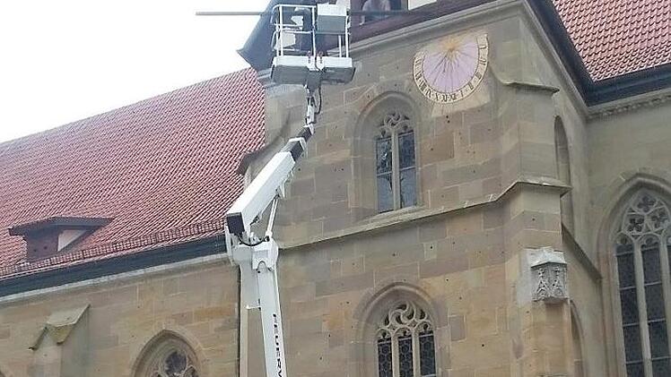 Es ist ja alles da, was man braucht, auch ein sogenannter Steiger: Mit dem Lastentransporter der Feuerwehr konnten Halterungen für die Lüster-Winde in den Dachboden der Marienkirche gebracht werden. Foto: sn