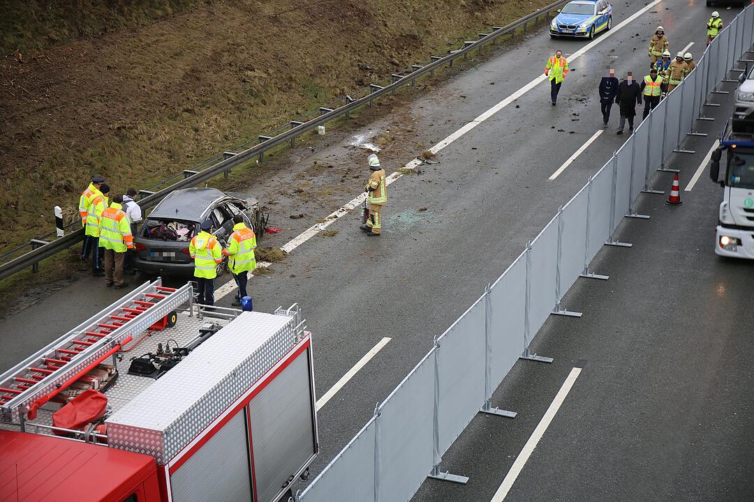 Unfall auf der A9: Familie mit Säugling schwer verletzt