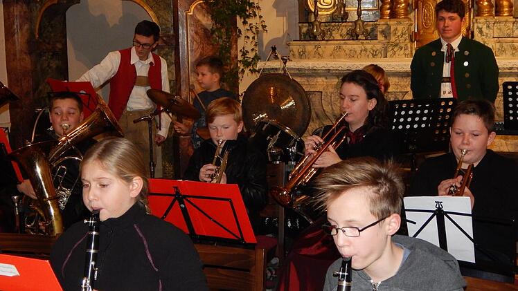 Die intensive Nachwuchsarbeit des Vereins lohnt sich: Das Vororchester glänzte mit hoher Muskalität. Fotos: Horst Wunner