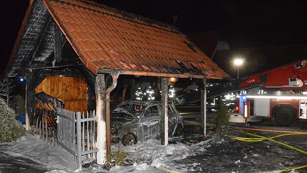 Total ausgebrannt sind am Montagabend ein Pkw und ein Carport in Oerlenbach in der Karl-Karch-Stra&szlig;e. Foto: Peter Rauch